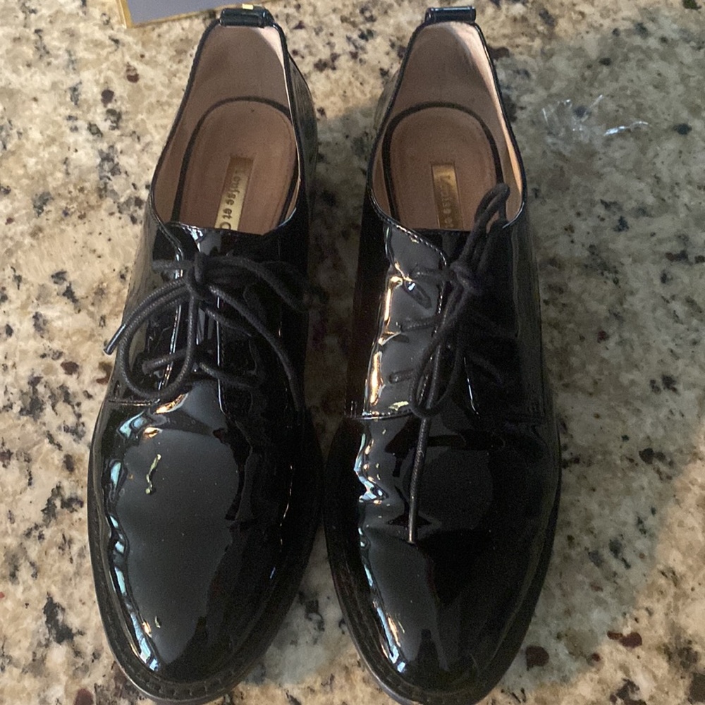 Black Patent Women’s Block Heel Pumps with Gold Accent. Lo-Fenn. Louise Et Cie